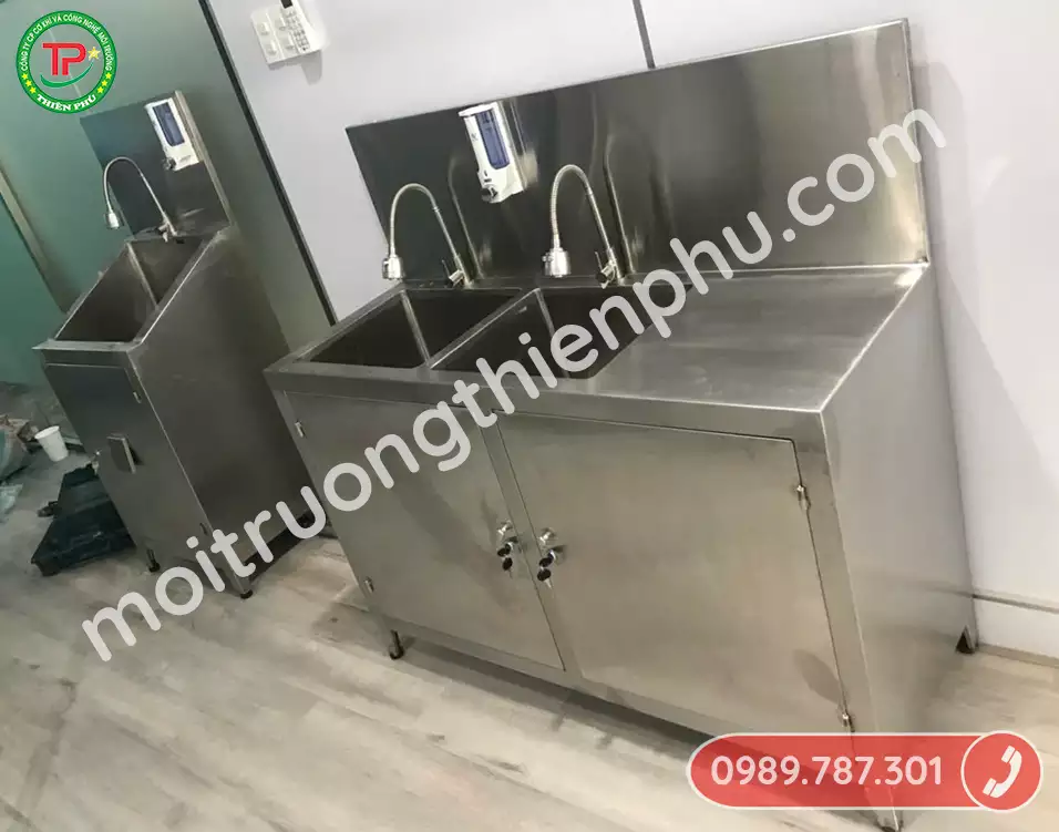 Inox 304 là lựa chọn hàng đầu nhờ khả năng chống gỉ sét, dễ lau chùi và chịu lực tốt trong môi trường ẩm ướt